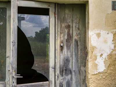 La struttura appare divisa in pi� propriet�: l�una abbandonata, con porte scardinate e vetri rotti...